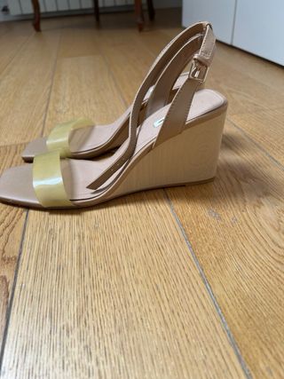 Sandalias tacón cuña vinilo Stradivarius