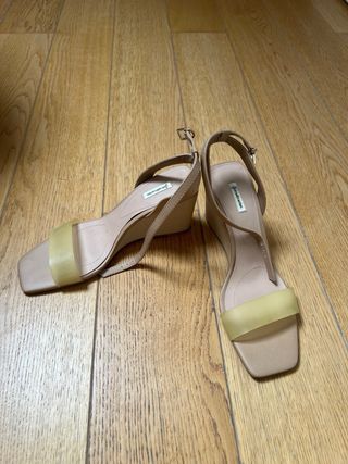 Sandalias tacón cuña vinilo Stradivarius