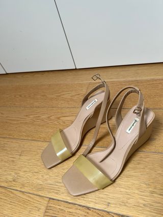 Sandalias tacón cuña vinilo Stradivarius