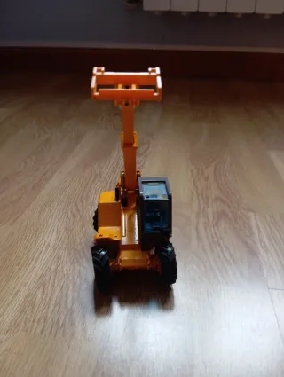 Escavadora de juguete amarilla JCB