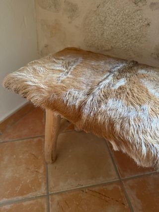 Banco de madera y piel de cabra medidas 120x 40