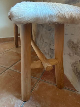 Banco de madera y piel de cabra medidas 120x 40