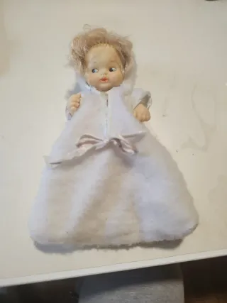 Muñeca de bebé con vestido blanco( barriguitas)