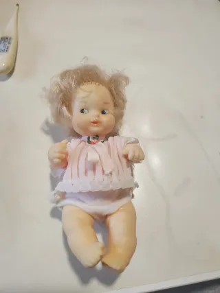 Muñeca de bebé con vestido blanco( barriguitas)