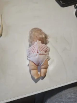 Muñeca de bebé con vestido blanco( barriguitas)