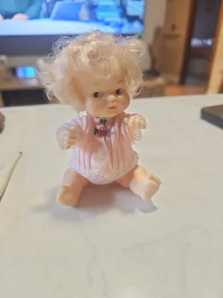 Muñeca de bebé con vestido blanco( barriguitas)
