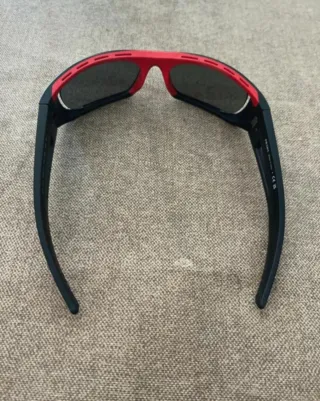 Gafas de sol Prada negras y rojas