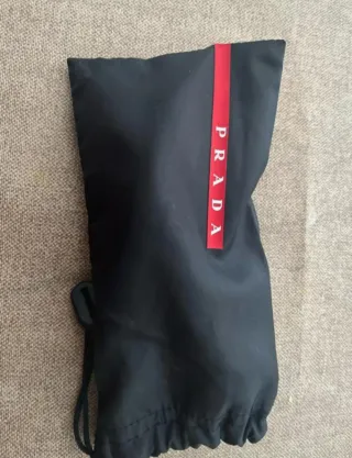 Gafas de sol Prada negras y rojas