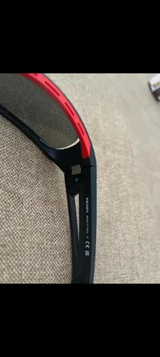 Gafas de sol Prada negras y rojas