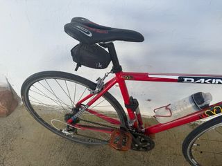 Bicicleta de carretera DAKINE roja y blanca