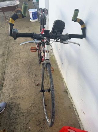 Bicicleta de carretera DAKINE roja y blanca