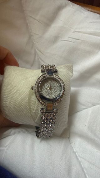 Reloj plateado con pedrería