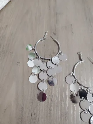 Pendientes largos plateados con círculos