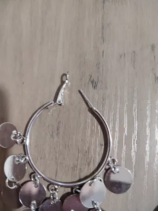 Pendientes largos plateados con círculos