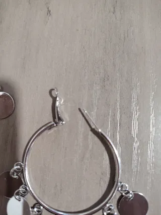 Pendientes largos plateados con círculos