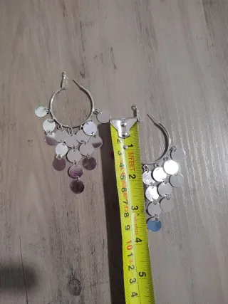 Pendientes largos plateados con círculos
