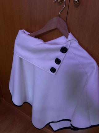 Capa blanca elegante con botones