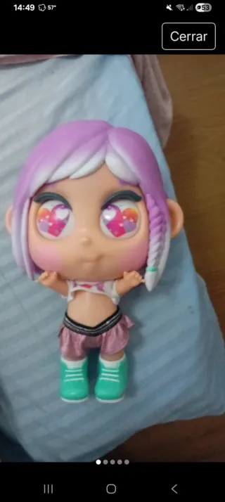 Muñeca con pelo lila y ojos de corazón