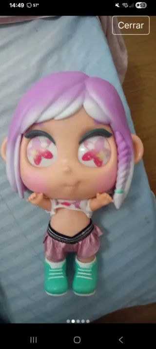 Muñeca con pelo lila y ojos de corazón