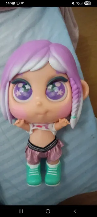 Muñeca con pelo lila y ojos de corazón