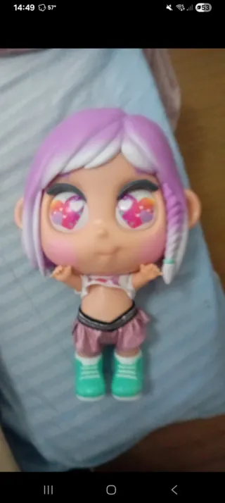 Muñeca con pelo lila y ojos de corazón