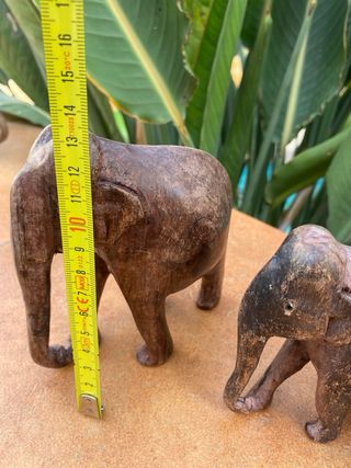 Familia de elefantes de madera