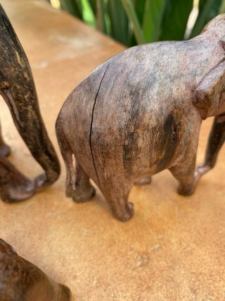 Familia de elefantes de madera