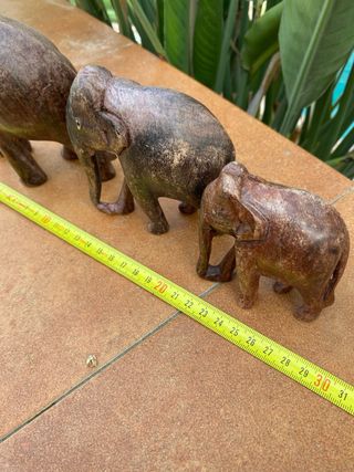Familia de elefantes de madera