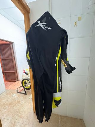 Casco MT, Botas N43, Mono y Sotomonos