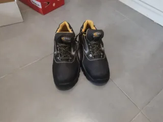 Zapatos de protección negros y amarillos