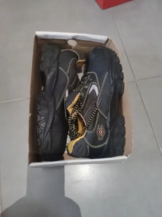 Zapatos de protección negros y amarillos