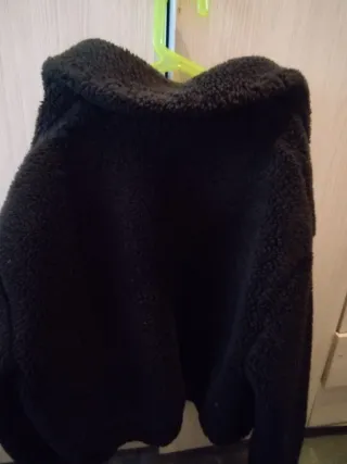 Chaqueta negra de pelo sintético