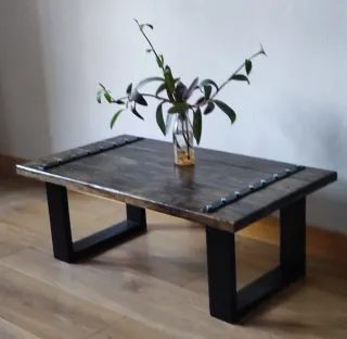 Mesa de centro de madera de estilo industrial