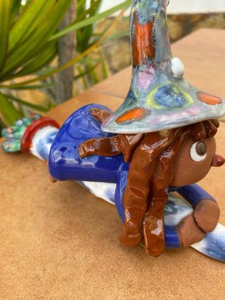 Figura cerámica bruja de la suerte