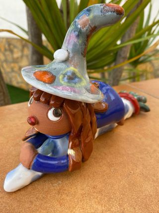 Figura cerámica bruja de la suerte