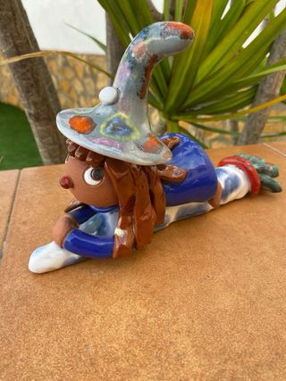 Figura cerámica bruja de la suerte