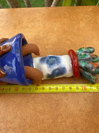 Figura cerámica bruja de la suerte