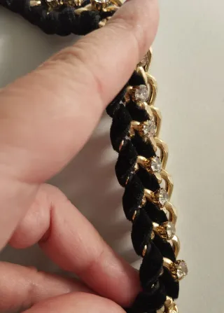 Cinturón fiesta cadena dorado, negro y strass.