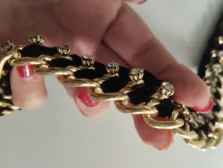 Cinturón fiesta cadena dorado, negro y strass.