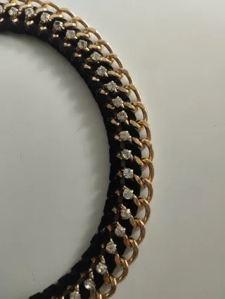 Cinturón fiesta cadena dorado, negro y strass.