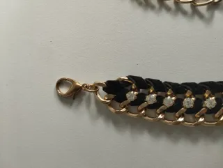 Cinturón fiesta cadena dorado, negro y strass.