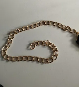 Cinturón fiesta cadena dorado, negro y strass.