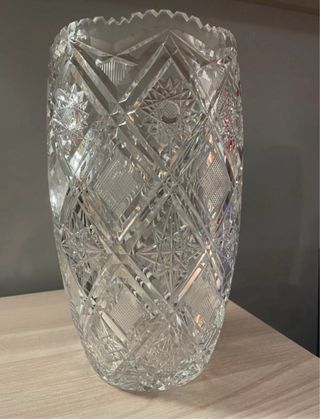 Vaso in cristallo trasparente lavorato