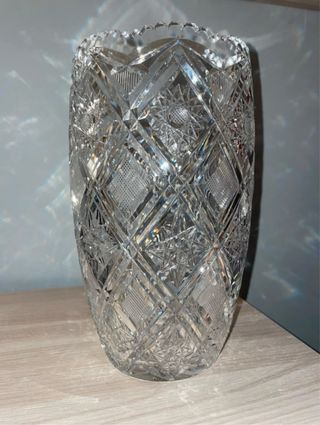 Vaso in cristallo trasparente lavorato