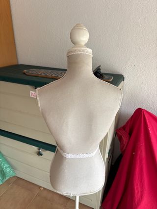 Maniquí costurero encaje blanco