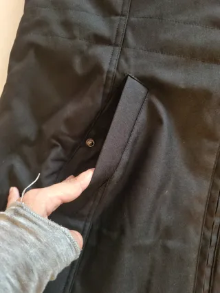 Abrigo porteo Wombat & Co. negro