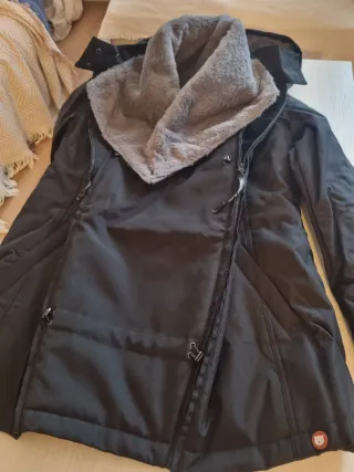 Abrigo porteo Wombat & Co. negro