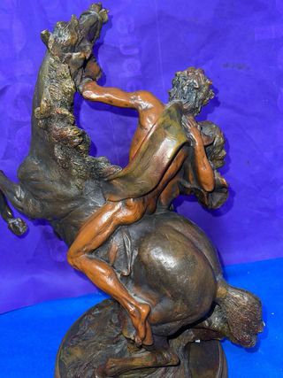 Figura de resina de pareja y caballo