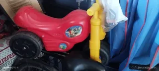 Moto infantil rojo y amarillo