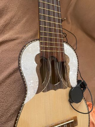 Charango con conexión externa